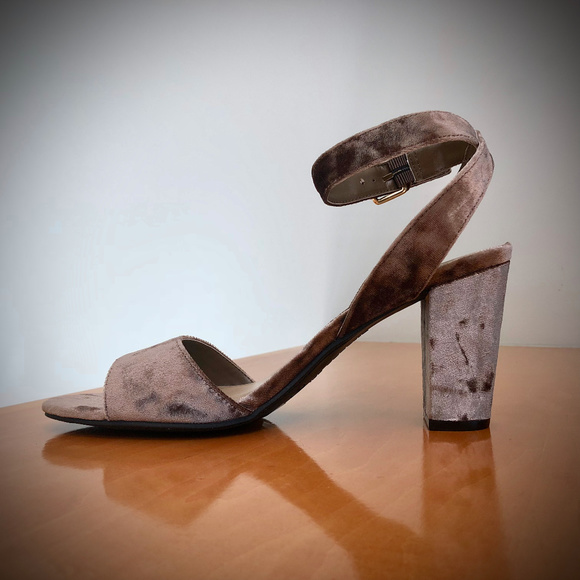 Indigo Road NWT Brown Velvet Ankle Strap Heeled Sandals 8.5M - Picture 2 of 7